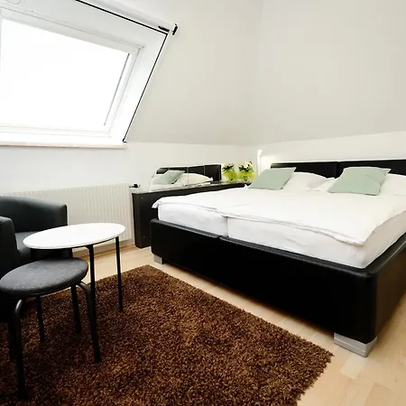 U In Bad Gams Apartment *